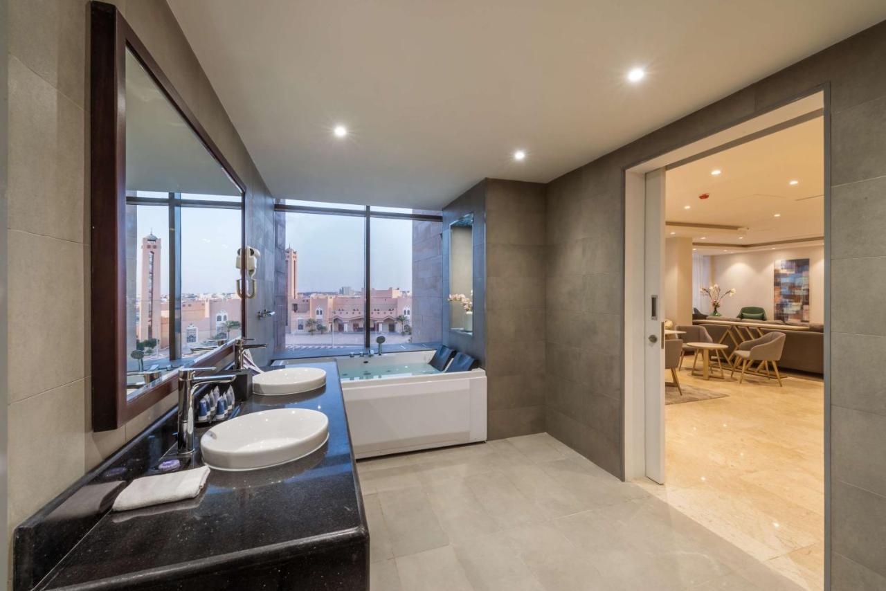 Best Western Plus Al Qurayyat City Center Exterior photo